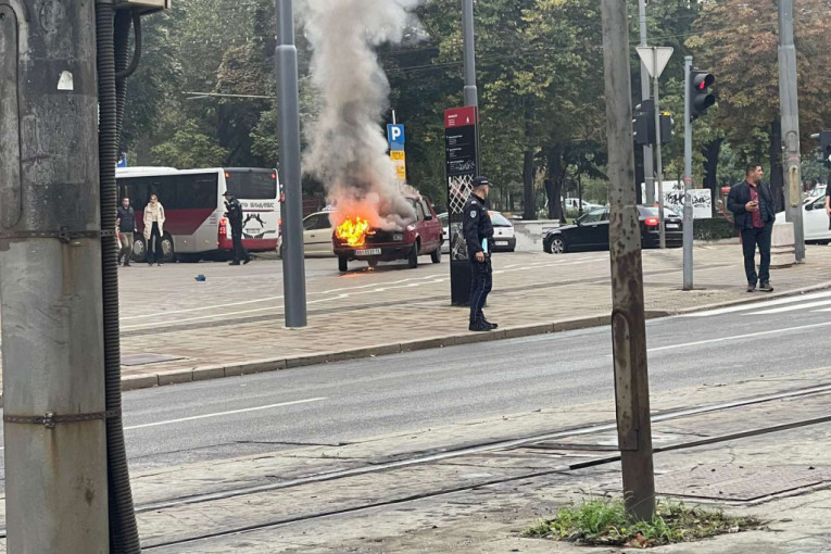 Buktinja kod Vlade Srbije: Automobil goreo nasred ulice! (FOTO)