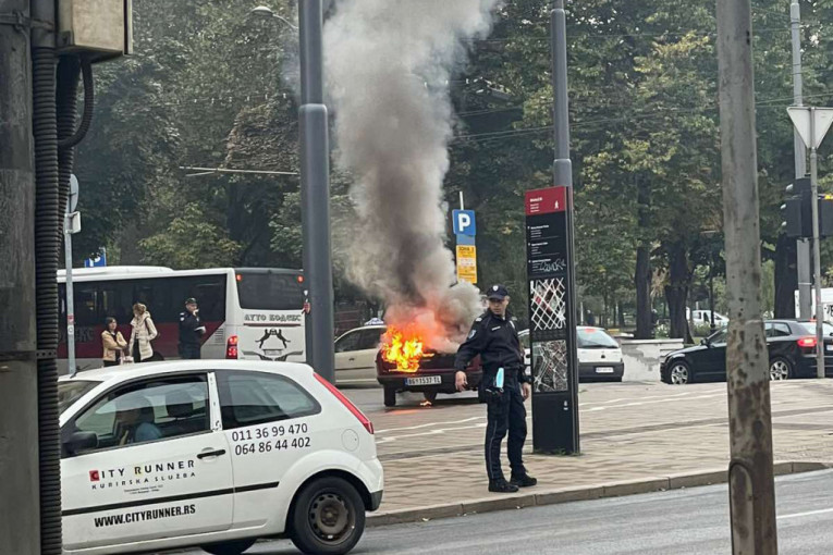 Buktinja na Novom Beogradu: Zapalio se putnički automobil (VIDEO)