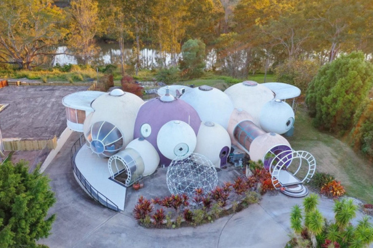 Prodaje se kuća u obliku mehurića u kojoj je sve okruglo. Cena je milion dolara, ali i dalje nije jasno koliko košta kvadrat (FOTO/VIDEO)