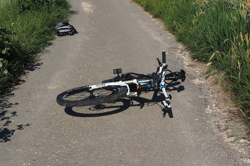 Pik-ap udario biciklistu u Kuršumliji: Muškarac preminuo na licu mesta