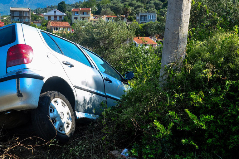 Izgubio kontrolu i udario u betonski stub: Teška saobraćajna nezgoda u selu Dreznik kod Užica