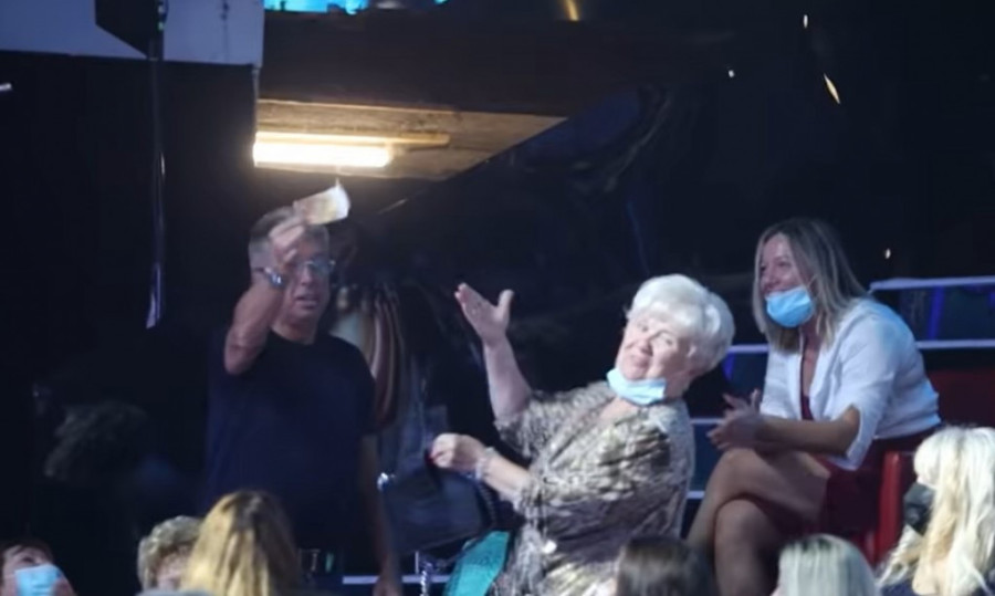 Nakon što je Ceca poklonila ženi iz publike torbu, darivao ju je i Saša Popović! Nije žalio para za nju! (VIDEO)