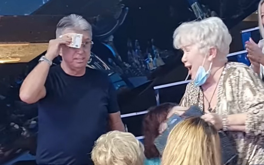 Nakon što je Ceca poklonila ženi iz publike torbu, darivao ju je i Saša Popović! Nije žalio para za nju! (VIDEO)