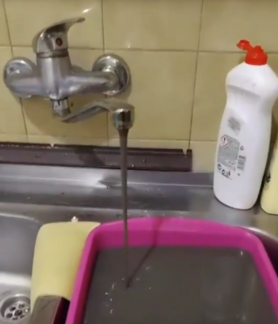 Leštane je ceo dan bilo bez vode, a kada je stigla, meštani su se zgrozili prizorom (FOTO)