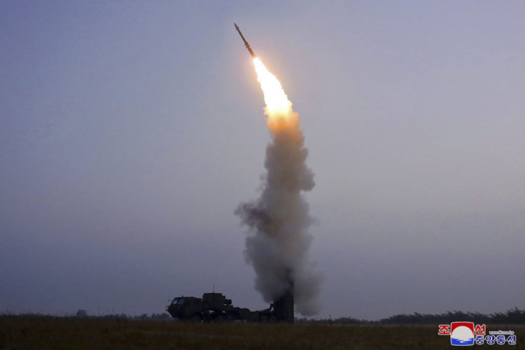 Kim Džong Un opet demonstrira moć: Ispaljena raketa najnovije generacije (VIDEO)
