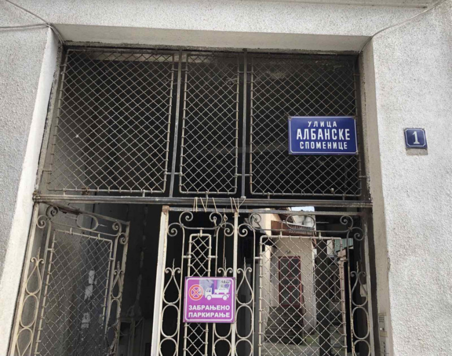 Čin patriotizma ili vandalizma: Oskrnavljena tabla s nazivom ulice Albanske spomenice (FOTO)