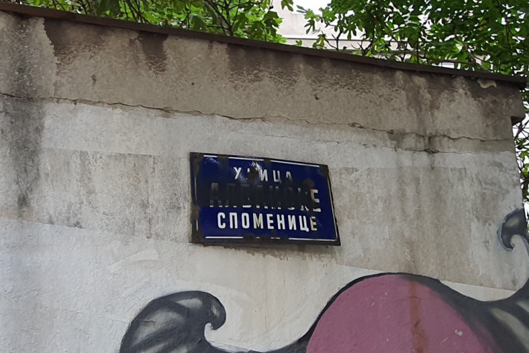 Čin patriotizma ili vandalizma: Oskrnavljena tabla s nazivom ulice Albanske spomenice (FOTO)