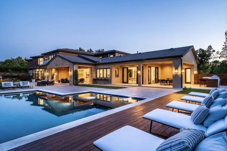 Ludilo oglasi na Fejsbuku! Za kuće, okućnice i domaćinstva cene od 14.000 do holivudskih 385.000 evra