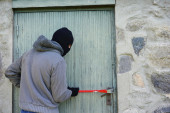 Beograđani, pažnja: Lopovi "operišu" i po podrumima! Razbojnik na Košutnjaku ukrao stvari vredne 15.000 evra, ali to nije jedina opasnost