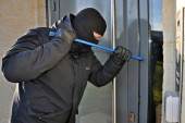 Dramatična scena u Novom Sadu: Muškarac provalio vrata na balkonu, pa uleteo u stan sa nožem i zapretio vlasniku!