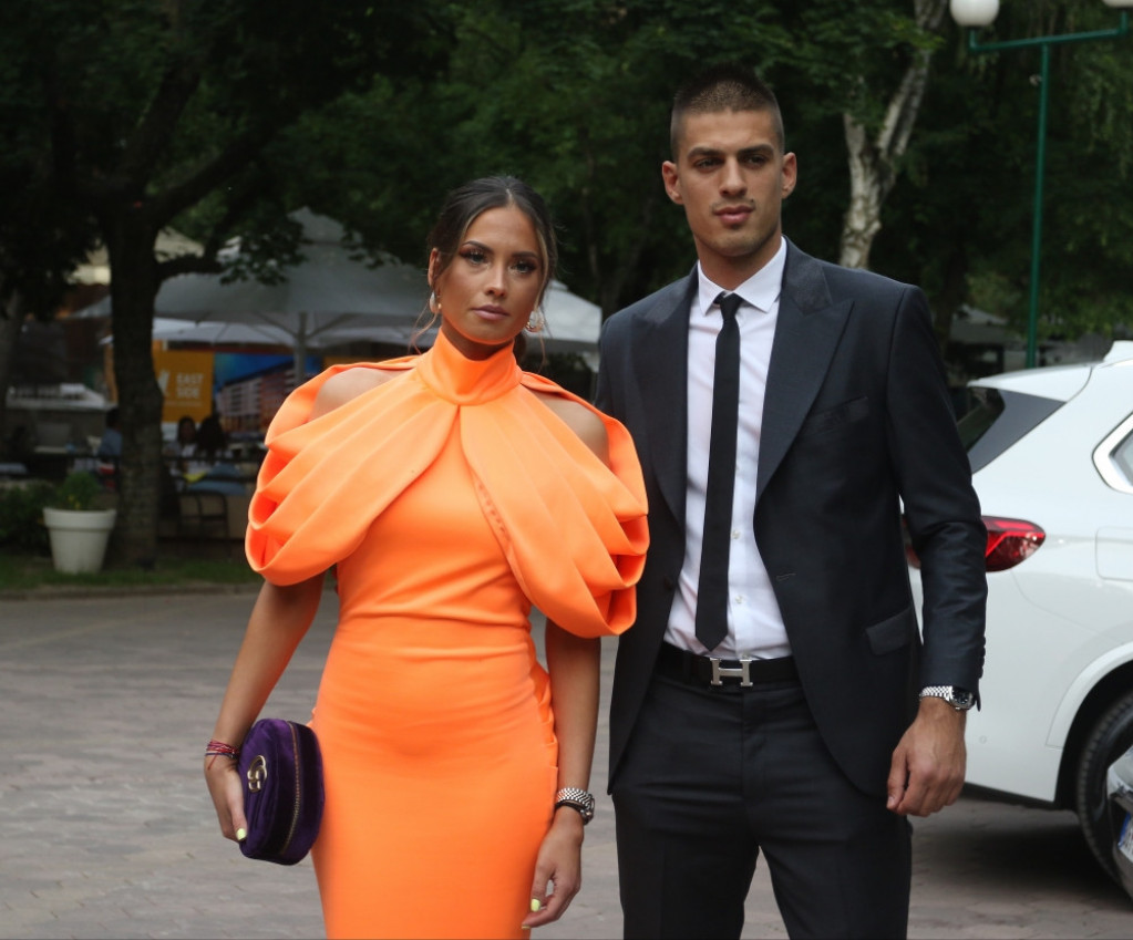 Isplivao snimak napada na Vujadina Savića! Jedan od muškaraca ga i šutnuo (VIDEO)