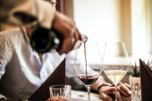 Gledaju u svako zrno: Kako se pravi vrhunsko vino otkrivaju u „Vinumu“ (FOTO/VIDEO)
