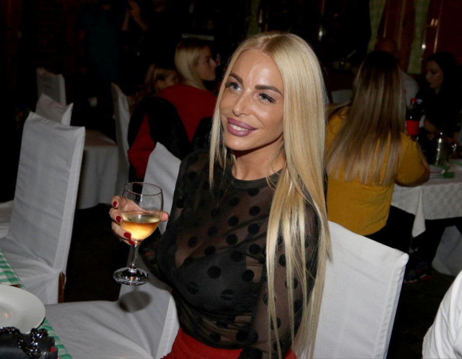 Sama svoj majstor! Voditeljka menja sijalice: Fali mi muška ruka da me odmeni