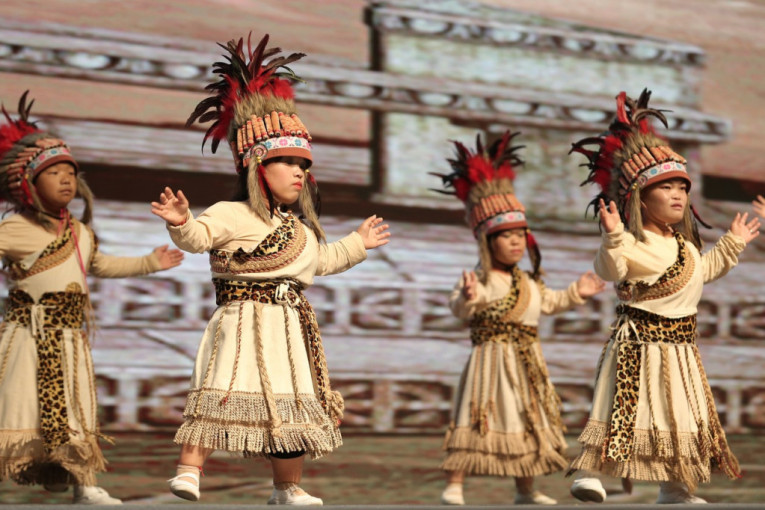 U carstvu malih ljudi posla ima samo za ljude određene visine