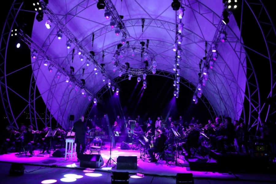 "Rock opera" uprkos oluji: Publika uživala u legendarnim pesmama na Adi