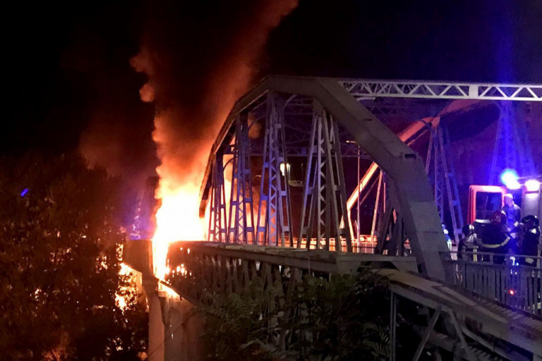 Veliki požar u Rimu: Izgoreo most i pao u reku, uspaničeni klaberi izazvali stampedo (FOTO/VIDEO)