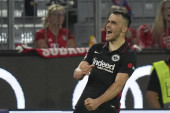 Frankfurt slavi Srbina: Gol Kostića doneo preko dve decenije čekanu pobedu u Minhenu
