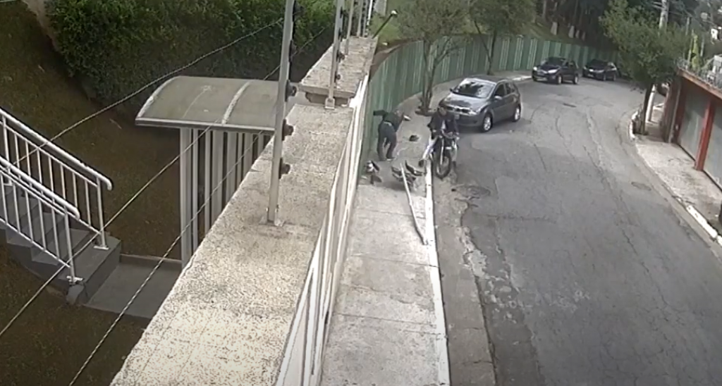 Lopovi na motoru hteli da opljačkaju par, a onda se pojavio terenac i pokosio ih! (UZNEMIRUJUĆE)