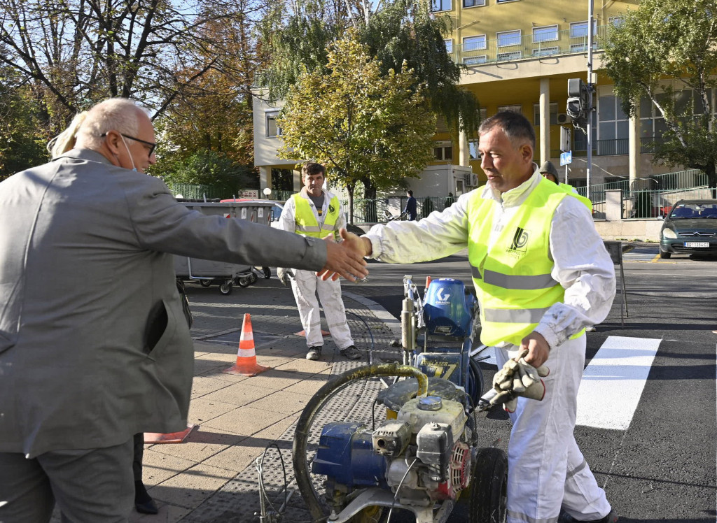 Vesić: Građanima vraćena 42 parking-mesta ispred klinike u Tiršovoj