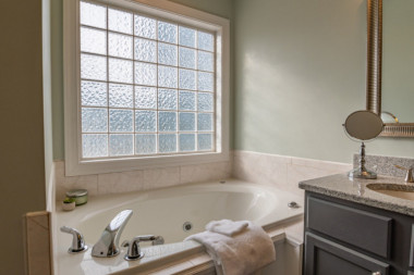 Pametni trikovi za brzo i efikasno čišćenje kupatila bez sode i sirćeta