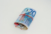 Novac od danas leže na račune: Po 30 evra svim punoletnim građanima
