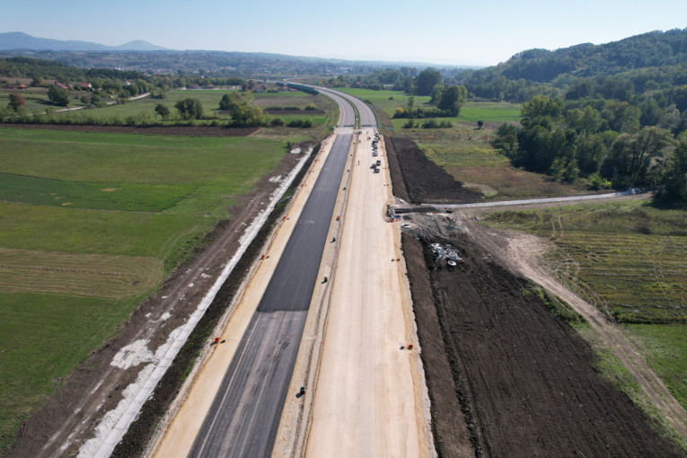 Nižu se novi metri vrućeg asfalta na deonici auto-puta od Preljine do Požege, a zatim slede još veći izazovi