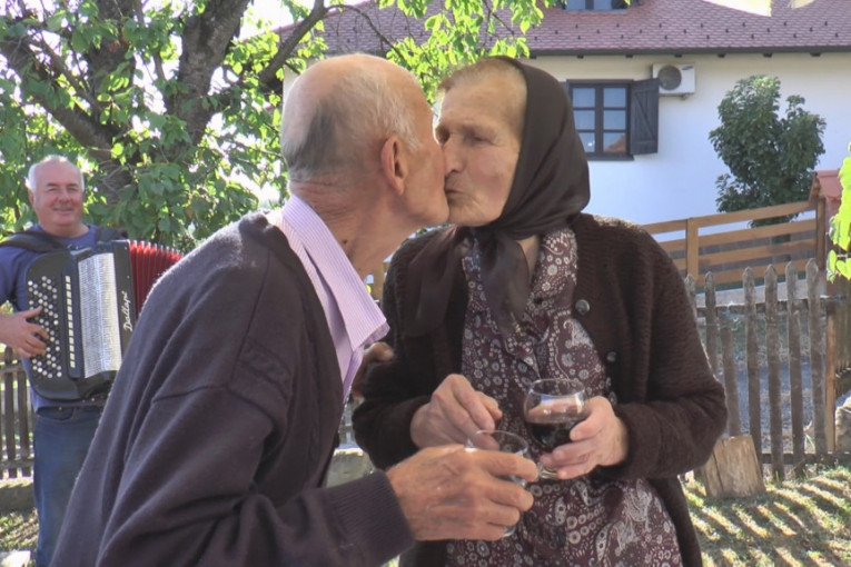 Ljubav iz školske klupe! "Ratni mladenci" Momir i Milojka proslavili su 71 godinu srećnog braka