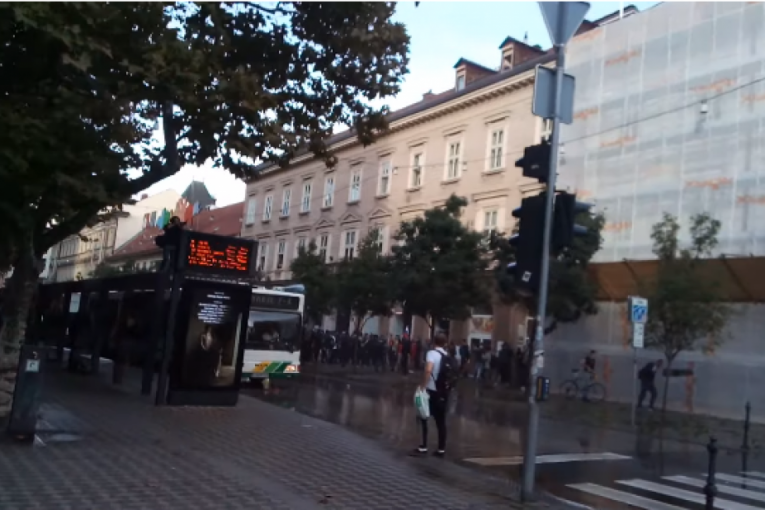 Haos u Sloveniji: Sukob policije i demonstranata na protestu u Ljubljani (VIDEO)
