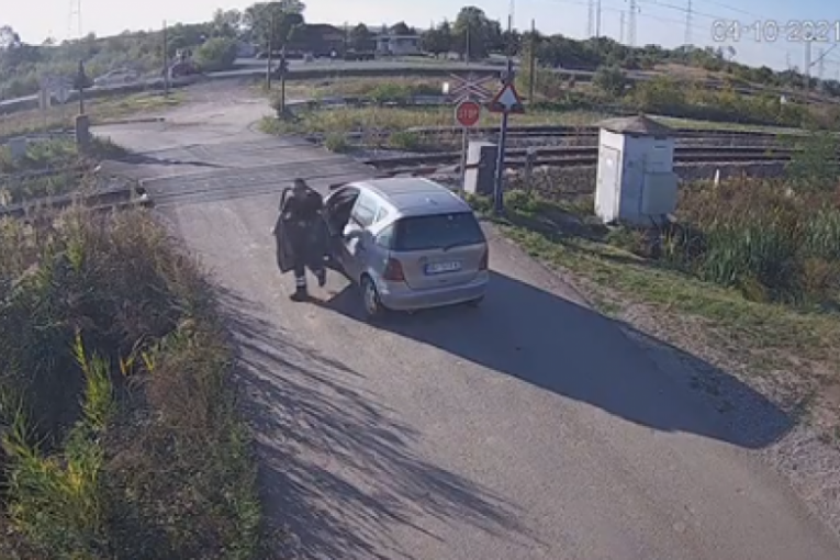 Izbegao smrt u poslednjem trenutku: Vozač naleteo na zahuktali voz (VIDEO)