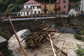Tornado čupao drveće u Italiji: Zbog poplava i ruševina blokirani putevi, divlja bujica rušila sve pred sobom (VIDEO)