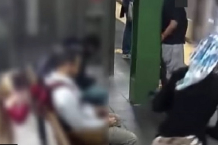 Žena ustala sa klupe na stanici, gurnula drugu ženu pravo na voz pa pobegla! (VIDEO)