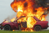 Vatra guta automobil kod Geneksa (VIDEO)
