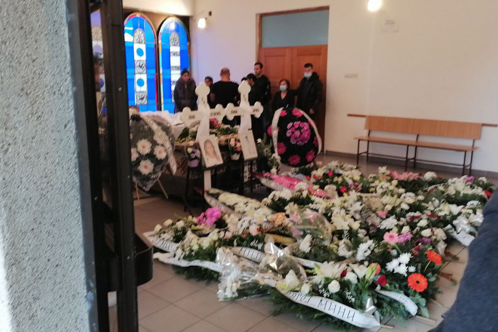 Najtužniji dan u Obrenovcu: Sahranjuju sestrice koje je ubila struja