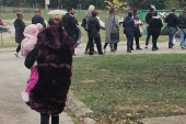 Potresan detalj sa sahrane u Obrenovcu: Trogodišnja devojčica dovedena na groblje da se oprosti od stradalih sestrica!