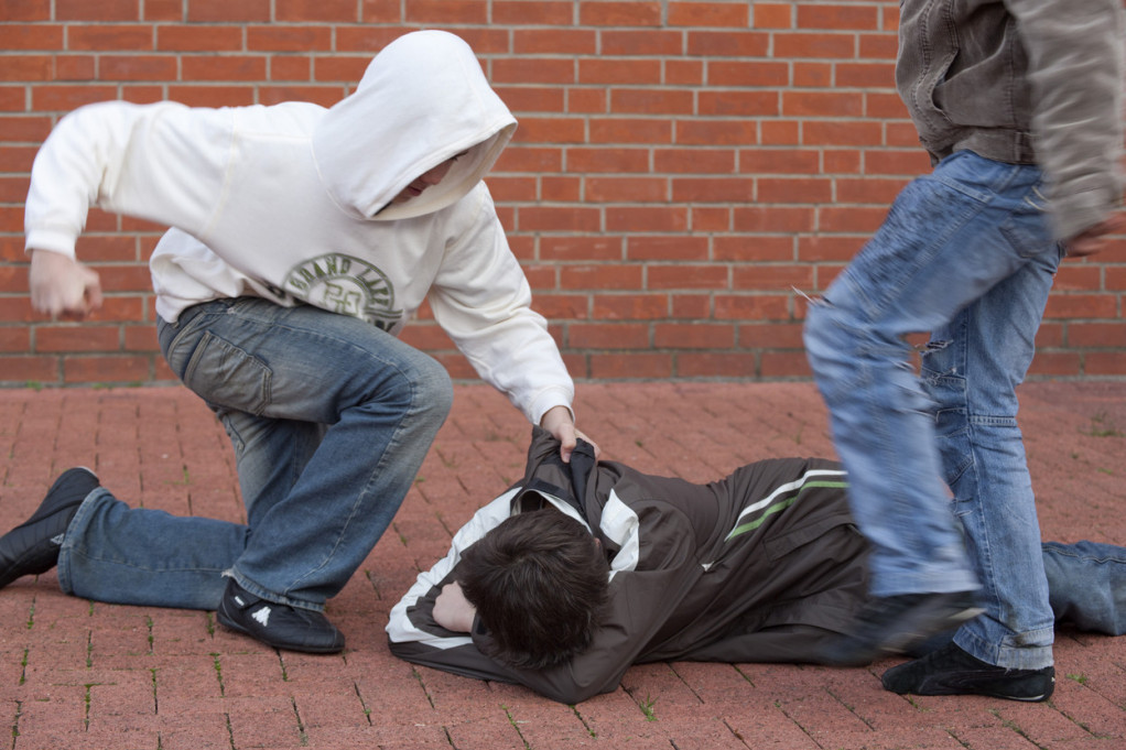 Vršnjačko nasilje u Nišu: Dečaka (14) pretukli u dvorištu škole dok je čekao drugarice!