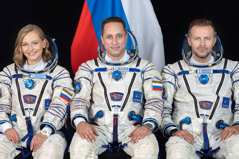 Nakon snimanja prvog filma u svemiru ruska filmska ekipa uspešno sletela na Zemlju