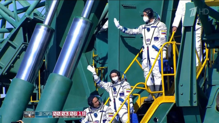 Nakon snimanja prvog filma u svemiru ruska filmska ekipa uspešno sletela na Zemlju