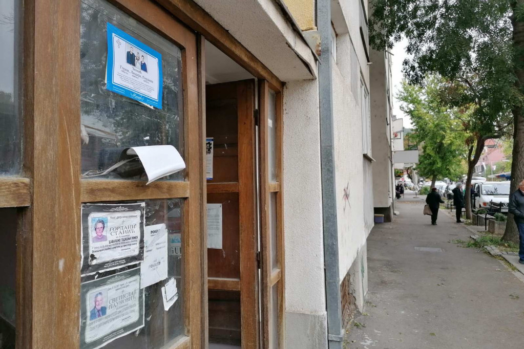 Ovo je zgrada u kojoj je živela tragično stradala porodica Đokić: Danas bez ruža ispred menjačnice (FOTO, VIDEO)