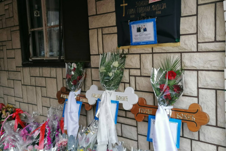 Porodica i prijatelji stradalih Đokića se okupili u kući Goranove majke: Ne mogu da zadrže suze (FOTO, VIDEO)