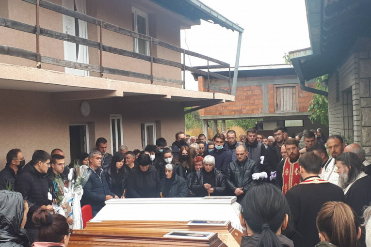 Meštani na sahrani porodice Đokić uznemireni: Policija nadgleda skup (FOTO/VIDEO)