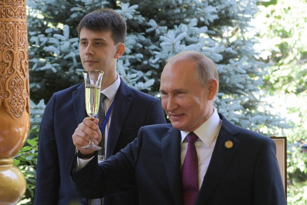 Neobične lokacije i nesvakidašnji pokloni: Kako Vladimir Putin proslavlja svoje rođendane (FOTO)