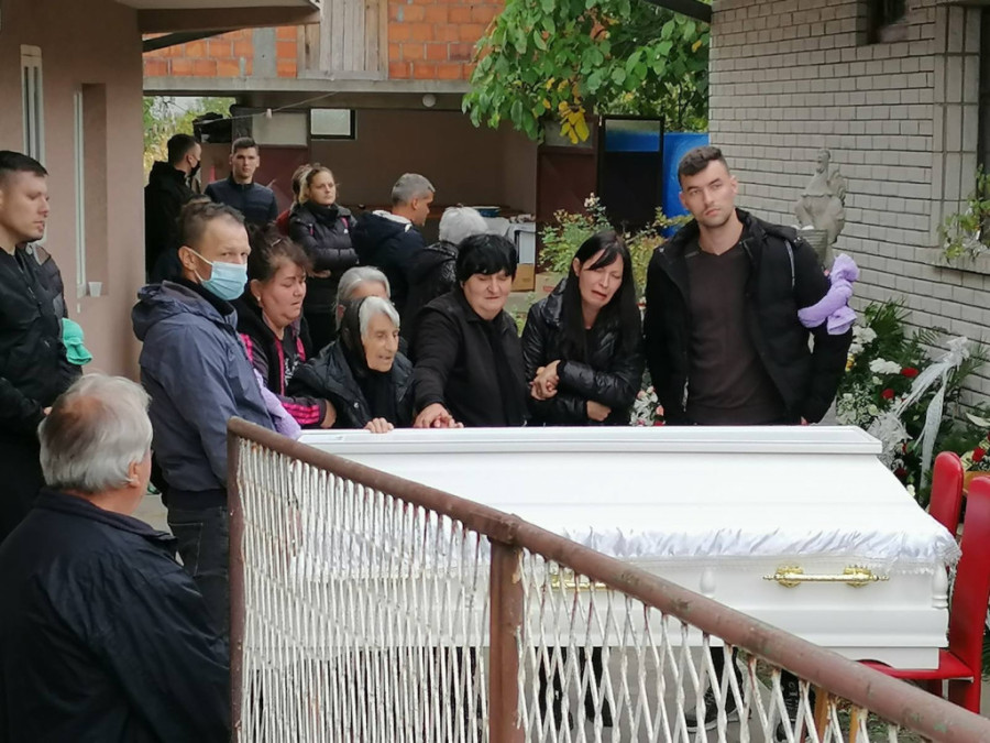 Misteriozni automobil snimljen na dan nestanka porodice Đokić: Kamere uhvatile crveni auto koji ne pripada meštanima?!