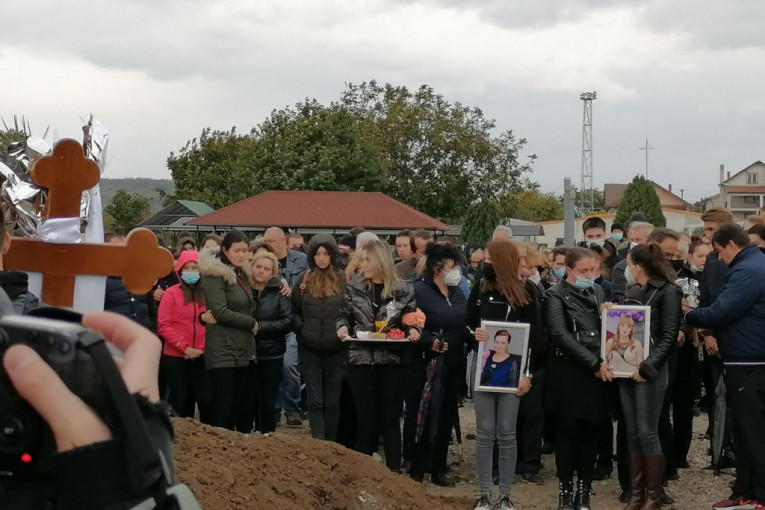 Jecaji odzvanjali grobljem: Otkriveno šta su porodica i prijatelji na pomenu svirepo ubijenih Đokića ostavili!