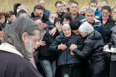 Sahrana monstruozno ubijene porodice Đokić: Goranova majka van sebe, rodbina nemo posmatrala prizor (FOTO/VIDEO)