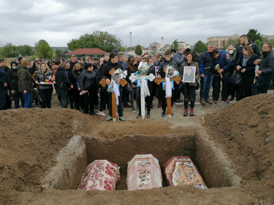 "Aleksinac utonuo u tišinu, a Morava pocrvenela...": Potresne reči sveštenika posvećene ubijenim Đokićima! Svi se rasplakali (VIDEO)