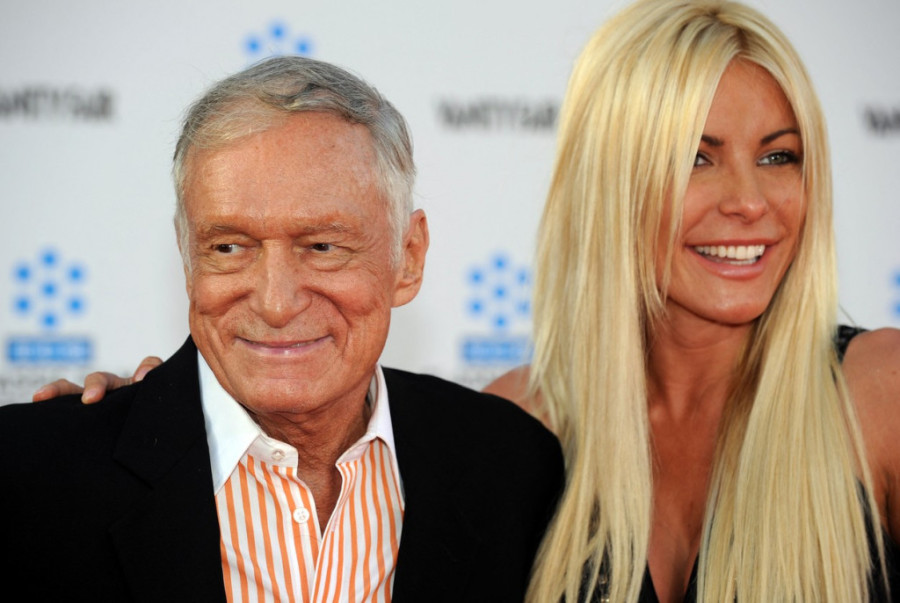 Pločice i široka ramena! Udovica Hjua Hefnera uživa sa dve godine mlađim dečkom: Pravi je frajer