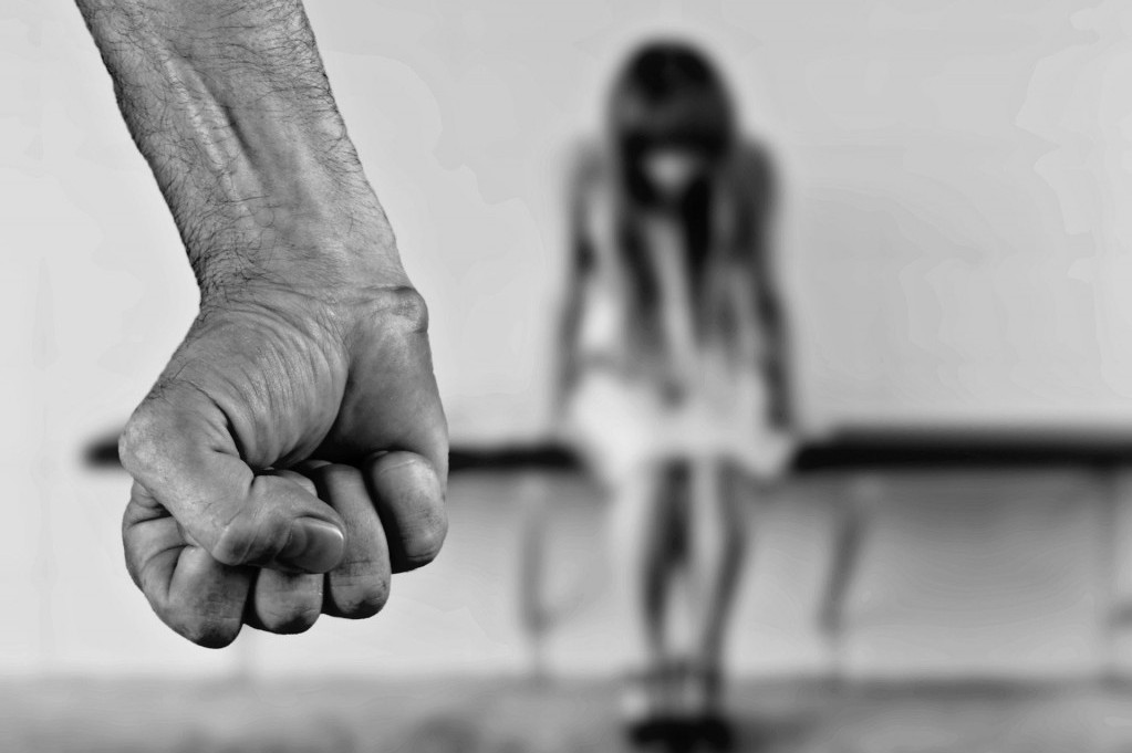 Supruzi pred decom pretio, pa je gurao i stezao rukama: Novi slučaj porodičnog nasilja na teritoriji opštine Surčin