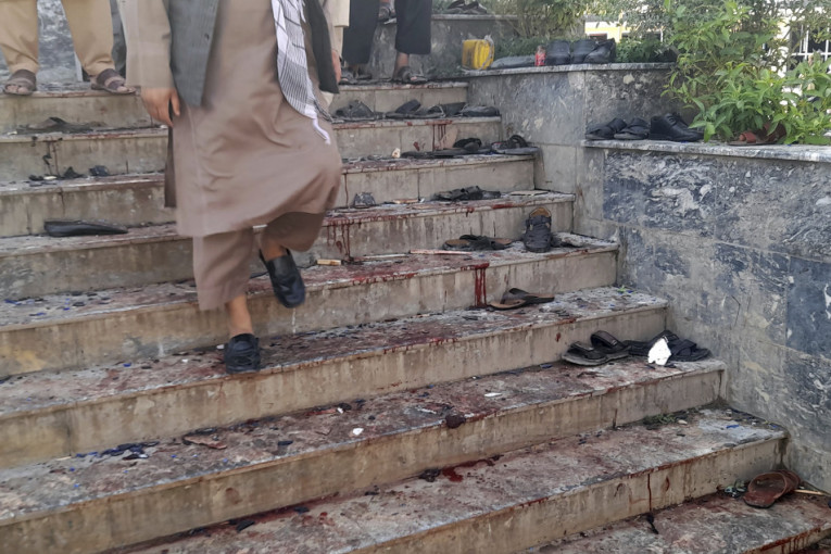 Snažna eksplozija u džamiji u Avganistanu: Krv prekrila stepenice i zidove, strahuje se da je broj žrtava veliki (FOTO)