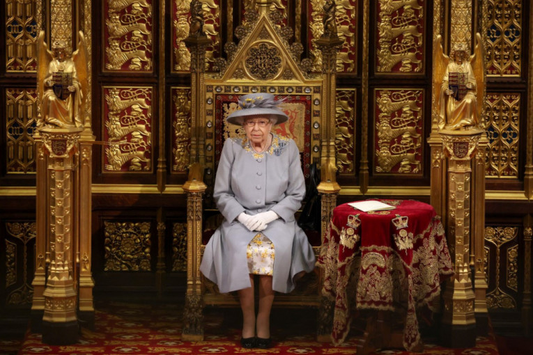 Prva fotografija engleske kraljice nakon korone: Za ruke je drži jedan političar (FOTO)