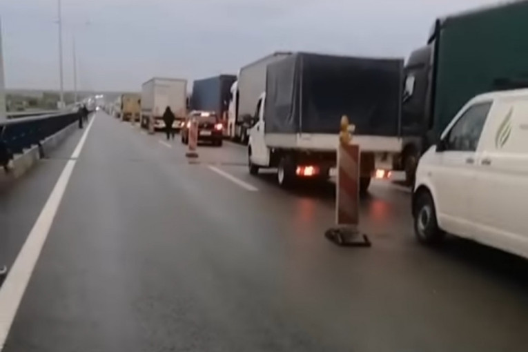 Dve osobe povređene u teškoj nesreći na Ostružničkom mostu: Dva kamiona se sudarila i zapalila! (FOTO)